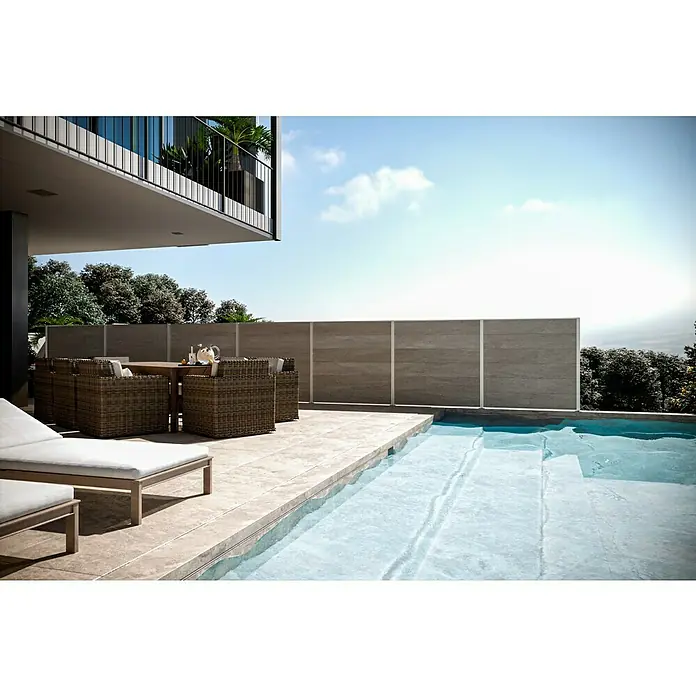 T & J Sichtschutzelement ElzeB x H: 179 x 30 cm, Schilf, WPC - Ein Außenbereich mit eleganten Gartenmöbeln, einem erfrischenden Pool und einem modernen, stilvollen Sichtschutzzaun.