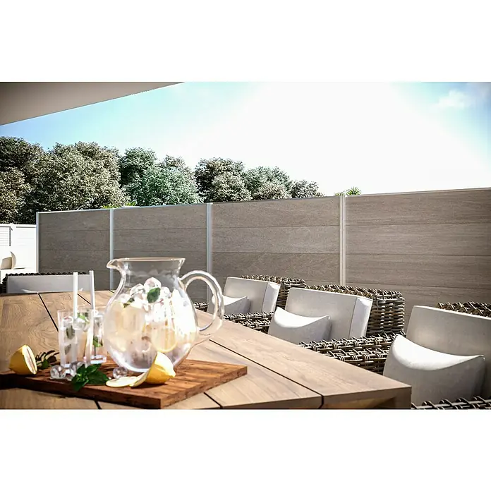 T & J Sichtschutzelement Elze - B x H: 179 x 30 cm, Schilf - Erfrischende Limonade auf einem Holztisch mit Rattansesseln im Hintergrund, ideal für entspannte Stunden im Garten mit stilvollem Sichtschutz.