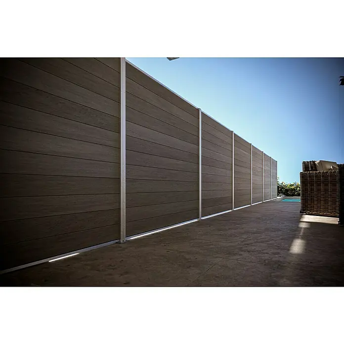 T & J Sichtschutzelement Elskop - B x H: 179 x 15 cm, Schilf - Eine moderne Holz-Kunststoff-Verbund-Zaunanlage mit eleganten Aluminiumpfosten für Privatsphäre und stilvolles Design im Gartenbereich.