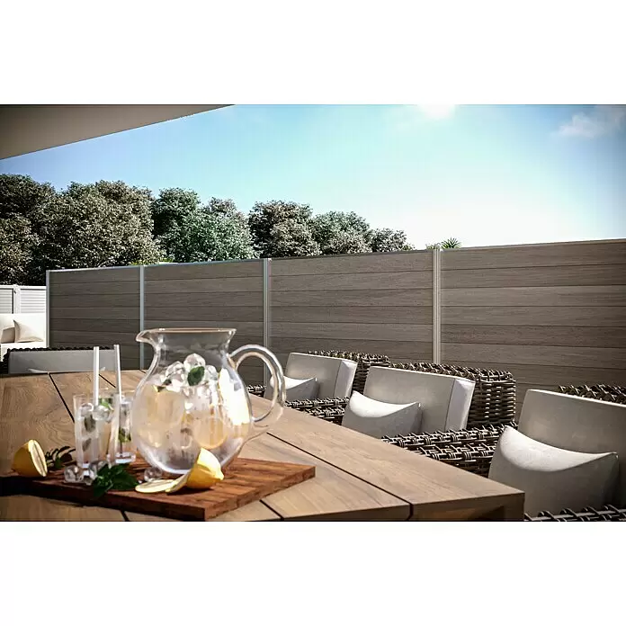 T & J Sichtschutzelement Elskop - B x H: 179 x 15 cm, Schilf - Sichtschutzwand für den Außenbereich mit graubraunen Holzoptik-Paneelen auf einer Terrasse.