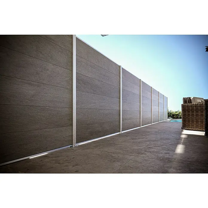 T & J Sichtschutzelement ElzeB x H: 179 x 30 cm, Beige, WPC - Bild einer modernen, grauen Terrassendiele mit silberfarbenen Streben, die einen stilvollen Außenbereich abgrenzt und Privatsphäre bietet.