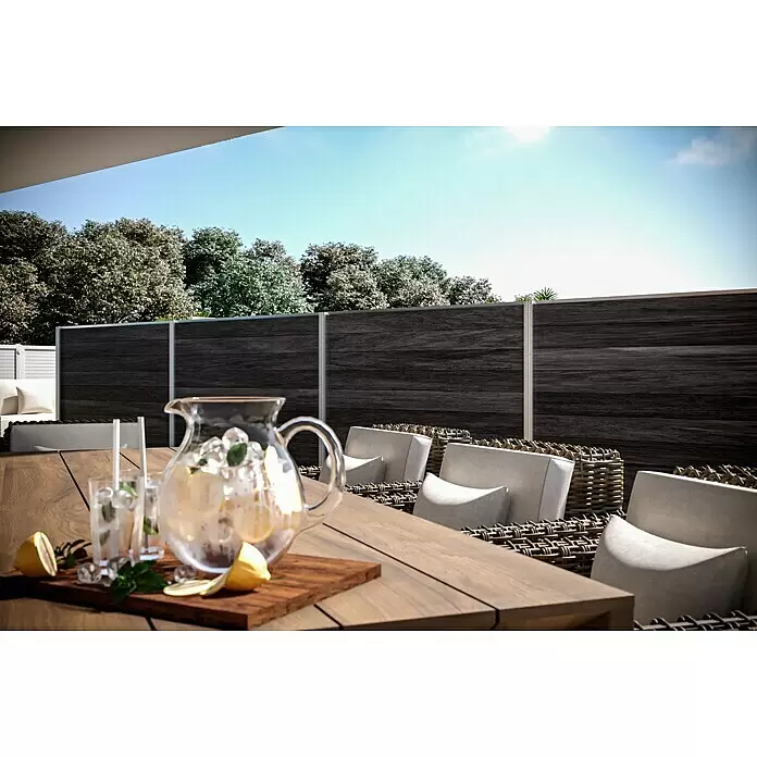 T & J Sichtschutzelement Elskop - B x H: 179 x 15 cm, Anthrazit - Gartenterrasse mit Holztisch, Korbstühlen mit hellen Kissen und einem dunklen Verbund-Sichtschutzzaun.