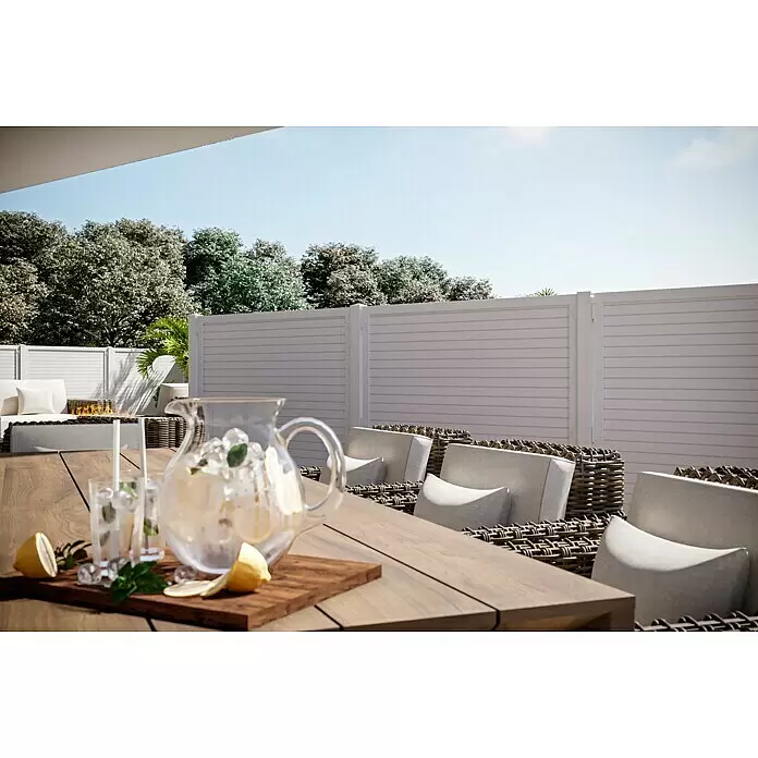 T & J Lightline Sichtschutzelement - 180 x 180 cm, Weiß - Gartenmöbel für die Terrasse: Korbstühle und Sofa mit hellen Kissen, Holztisch mit Limonade und Gläsern.