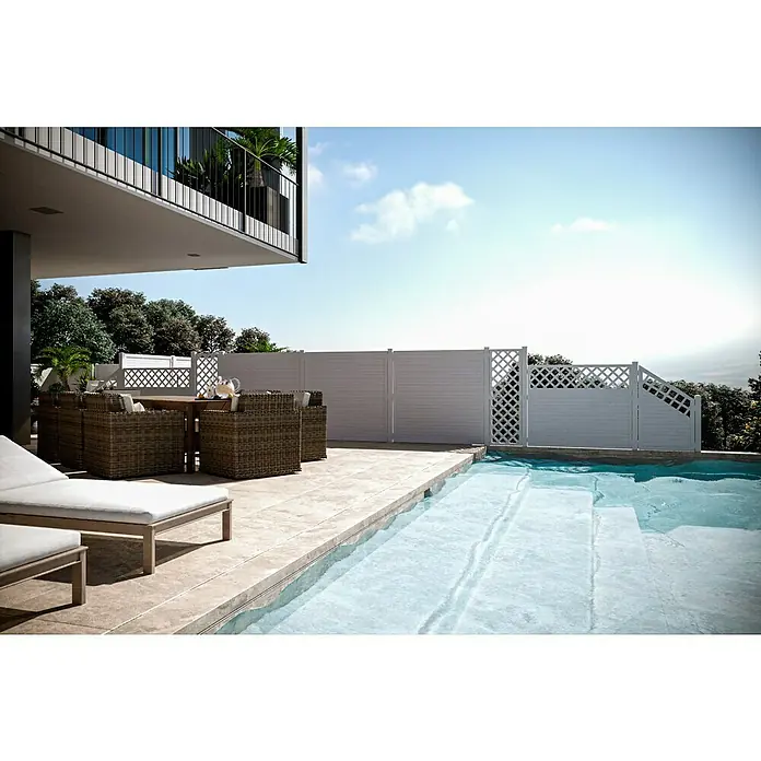 T & J Lightline Sichtschutz-Rankgitter - 60 x 180 cm, Kunststoff, Weiß - Einblick in einen Poolbereich mit weißem Zaun. Der Zaun bietet Privatsphäre und Sicherheit, während er das moderne Design ergänzt.