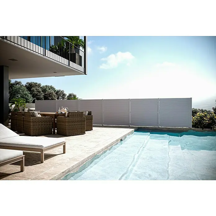 T & J Lightline Sichtschutzelement - 180 x 180 cm, Weiß - Blick auf eine moderne Terrasse mit stilvollen Gartenmöbeln und einem Pool, der durch einen grauen Zaun abgegrenzt wird, der Privatsphäre bietet.