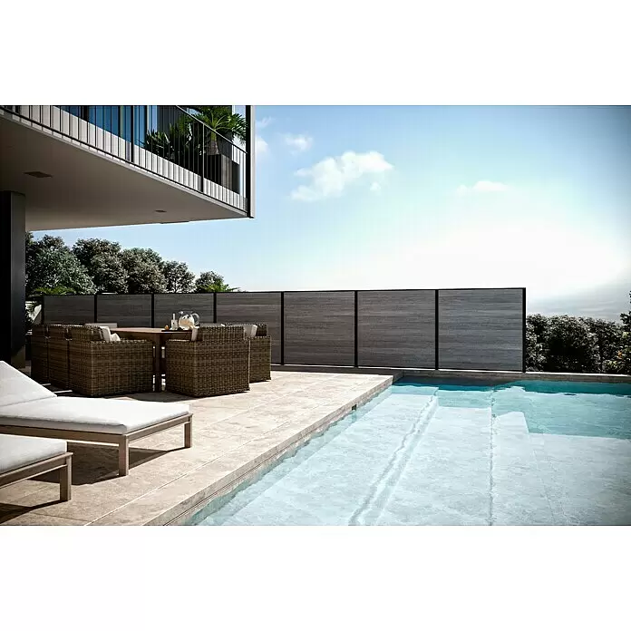 T & J Sichtschutzelement Elskop - B x H: 179 x 15 cm, Grau - Dunkelgrauer, horizontal lamellierter Sichtschutz trennt eine moderne Terrasse und den Poolbereich von Bäumen.