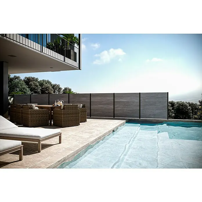T & J Sichtschutzelement Elze - B x H: 179 x 30 cm, Grau - Stilvolle Outdoor-Szene mit Terrassenmöbeln und Pool. Das graue Zaunelement sorgt für Privatsphäre und rundet das moderne Design ab.