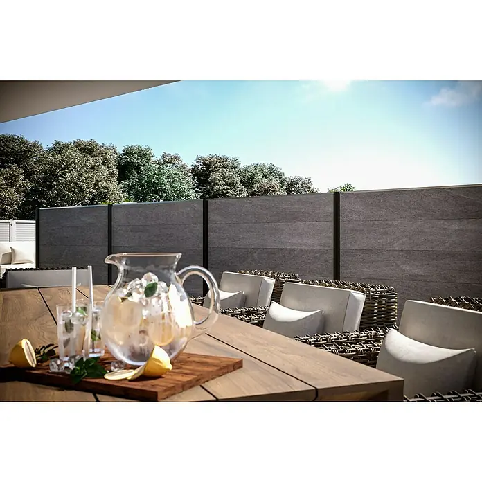 T & J Sichtschutzelement ElzeB x H: 179 x 30 cm, Grau, WPC - Ein erfrischender Krug mit Zitronen-Eiswasser auf einem Holztisch, der zum Entspannen im Freien einlädt.