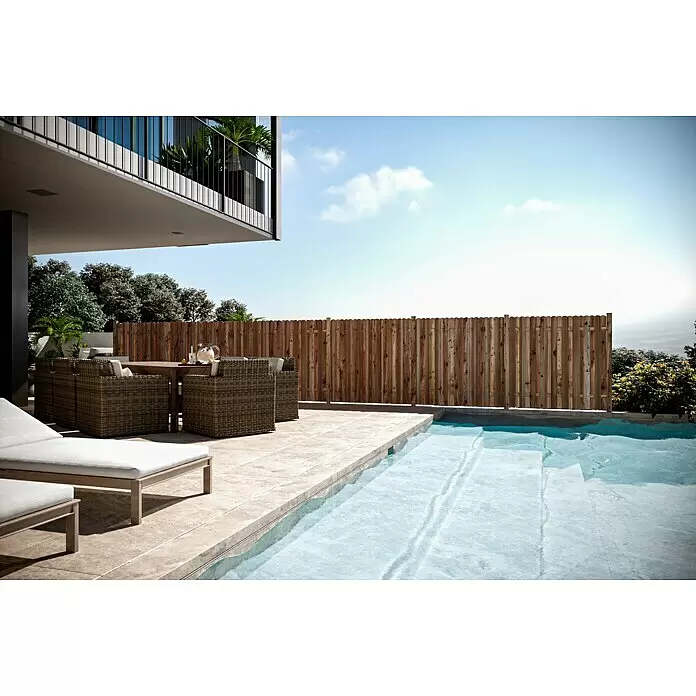 T & J Pfosten Nor - 9 x 9 x 210 cm, Braun - Ein moderner Außenbereich mit Pool, Terrasse mit Rattan-Essmöbeln und Liegestühlen unter einem Balkon.