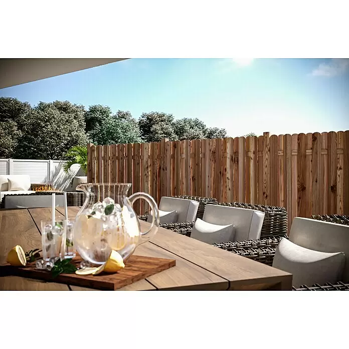 T & J Pfosten Nor - 9 x 9 x 210 cm, Braun - Gartentisch aus Holz mit Korbstühlen und Lounge-Sesseln mit hellen Kissen auf einer sonnigen Terrasse.