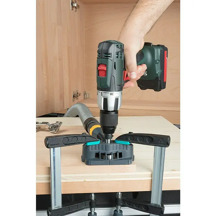 Wolfcraft Bohrhilfe - Lochdurchmesser: 35 mm - 12 mm - Nahaufnahme einer Wolfcraft Bohrschablone mit einer Bohrmaschine, die für präzise Bohrungen an Holzwerkstücken verwendet wird.