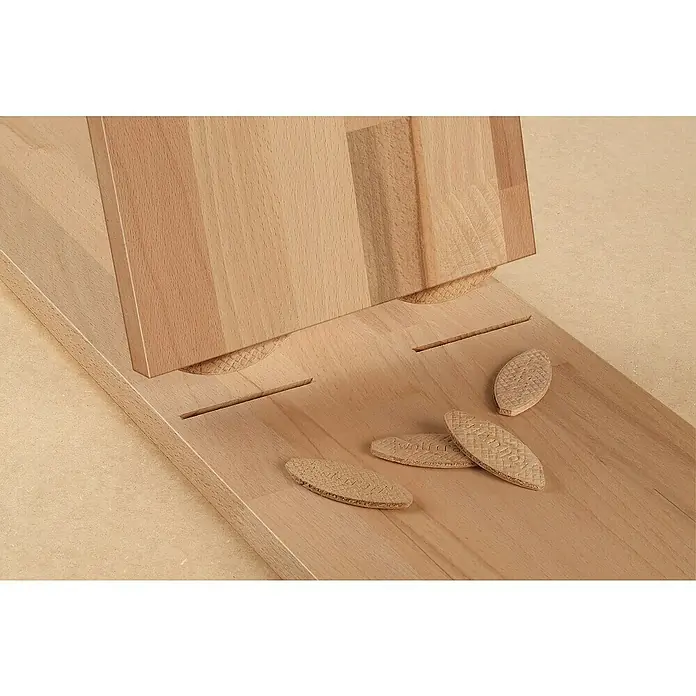 Wolfcraft Verbindungsplättchen - Größe: 20, 50 Stk. - Detailaufnahme von Holzdübeln und passenden Schlitzen, die für die Holzverbindung verwendet werden.