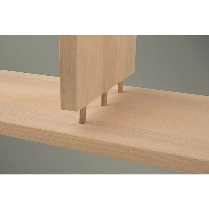 Wolfcraft Holzdübel - Ø x L: 10 x 40 mm, 30 Stk. - Detailaufnahme eines Holzregals mit einer vertikalen Holzplatte, die mit Dübeln befestigt ist. Das helle Holz betont die schlichte Eleganz des Möbelstücks.