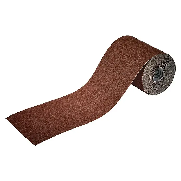 Wolfcraft Schleifpapier - Breite: 93 mm, Körnung: 80 - Nahaufnahme einer Rolle Schleifpapier in Braun mit leicht glitzernder Oberfläche, aufgerollt vor schwarzem Hintergrund.
