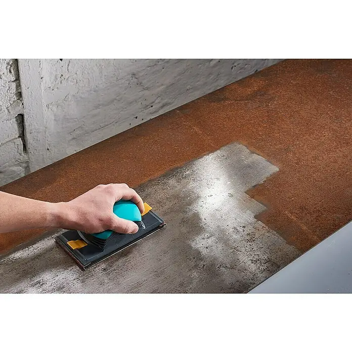 Wolfcraft Schleifpapier - Breite: 93 mm, Körnung: 80 - Nahaufnahme einer Person, die mit einem Handschleifer ein rostiges Metallstück bearbeitet, um die darunterliegende Oberfläche freizulegen.