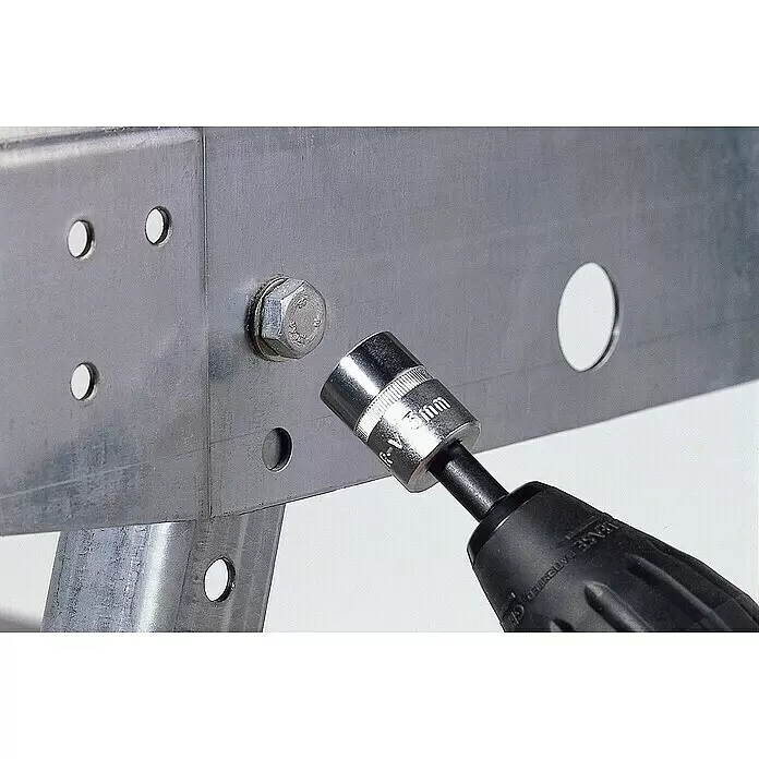 Wolfcraft Stecknuss-Adapter-Set - 3 -tlg. - Verchromter Sechskant-Steckschlüsselaufsatz an einem Akkuschrauber, der eine Metallschraube an einem Stahlrahmen befestigt.