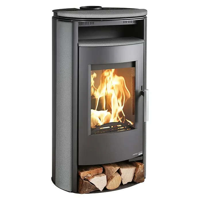 Haas+Sohn Kaminofen Rondo - 4 kW - 8 kW - Ein Kaminofen mit loderndem Feuer hinter einer Glasscheibe, Holzscheite darunter.