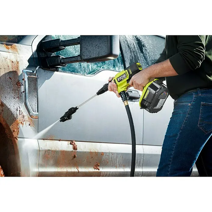 Ryobi ONE+ Akku-Hochdruckreiniger RY18PWX41A-0 - 18 V, Ohne Akku, Max. Druck: 41 bar - Der kabellose RYOBI-Hochdruckreiniger wird zum Reinigen der schmutzigen Seite eines silbernen Pickup-Trucks verwendet.