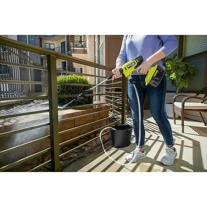 Ryobi ONE+ Akku-Hochdruckreiniger RY18PWX41A-0 - 18 V, Ohne Akku, Max. Druck: 41 bar - Eine Person benutzt einen Ryobi Akku-Hochdruckreiniger, um eine Terrasse zu reinigen.