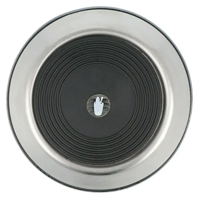 Camargue Bosse Zahnputzbecher - Polyresin, Schwarz - Nahaufnahme einer runden, silberfarbenen Servierplatte mit schwarzer, geriffelter Oberfläche und einem kleinen Aufkleber in der Mitte.