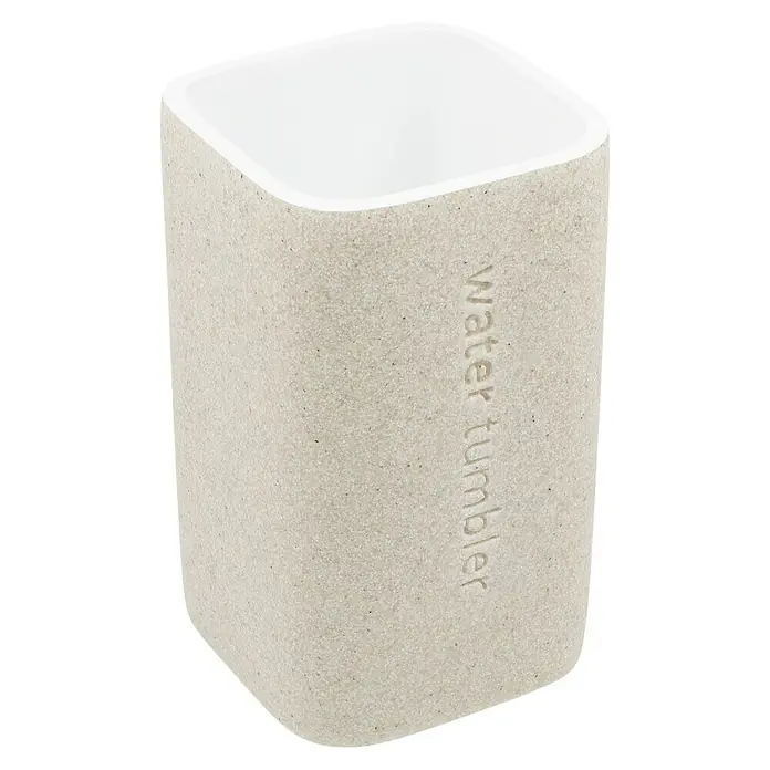 Venus Nara Zahnputzbecher - Polyresin, Beige - Beige Wasserbecher mit quadratischer Form und abgerundeten Ecken. Auf der Seite ist der Text "water tumbler" eingraviert.