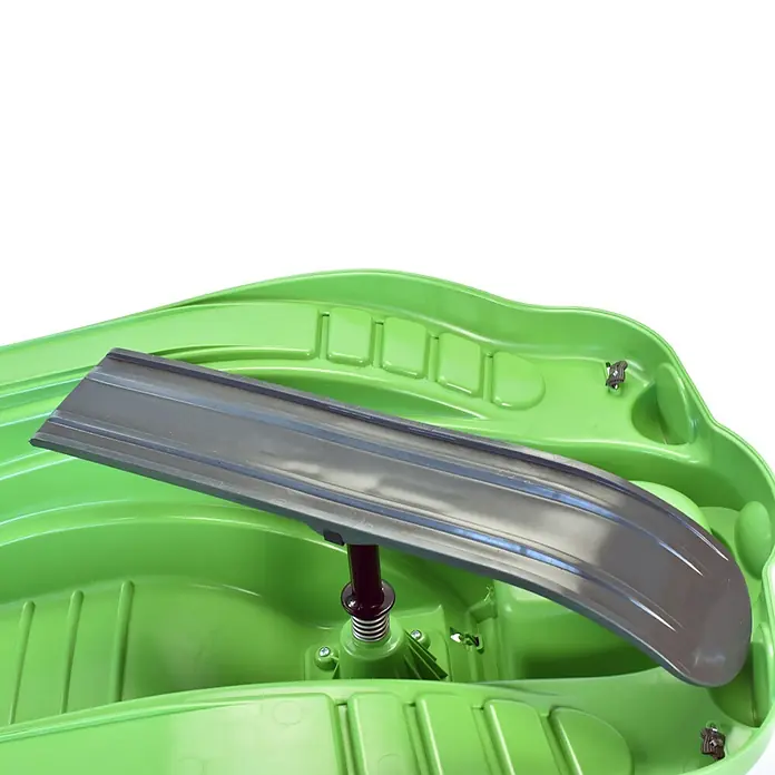 KHW Schlitten Snow Quad - L x B: 91 x 48 cm, Belastbarkeit: 30 kg, Kunststoff, Grün - Detailansicht eines grünen Kinderschlittens mit Lenkmechanismus und Kufen für winterlichen Spaß im Schnee.