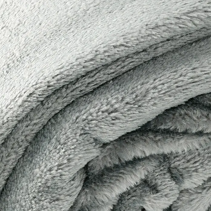 Decke Bruno - Charcoal Grey, 200 x 150 cm, 100 % Polyester - Nahaufnahme einer flauschigen, grauen Fleecedecke. Die weiche Textur und die sanften Falten laden zum Einkuscheln ein.