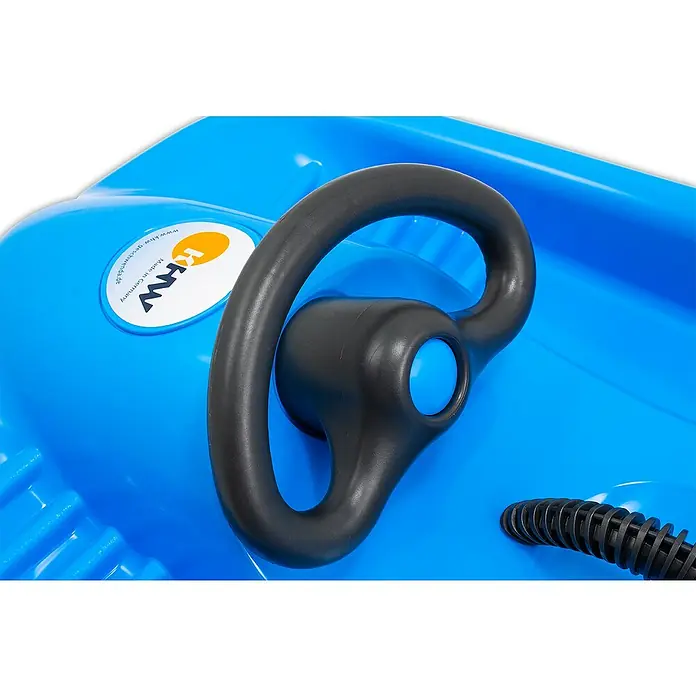 KHW Schlitten Snow Flyer - L x B: 100 x 52 cm, Belastbarkeit: 85 kg, Kunststoff, Eisblau - Nahaufnahme eines blauen KHW-Rodel mit schwarzem Lenkrad und Zugseil, ideal für winterlichen Spaß.