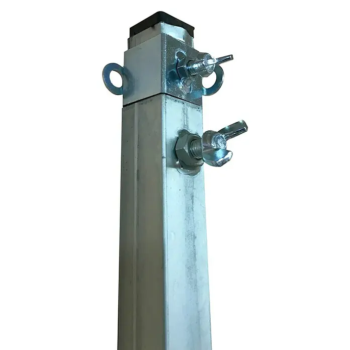 Altrad Regla enrasadora extensible zincada - L x An x Al: 3,2 m x 35 mm x 35 mm, Aluminio - Primer plano de un poste de trípode plateado y ajustable en altura con tuercas de mariposa para fijar la altura. Ideal para estudio u obra.