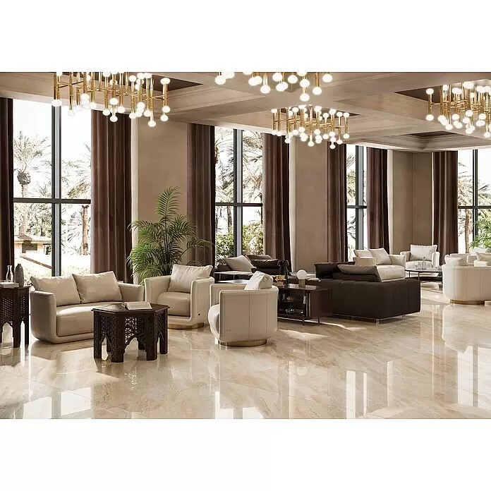 Feinsteinzeugfliese Breccia Diano - 80 x 80 cm, Beige, Glänzend - Polierte hellbeige Marmor-Optik Bodenfliesen in einer luxuriösen Lounge, die Licht reflektieren.