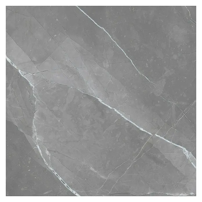 Feinsteinzeugfliese Amani Marble Light - 80 x 80 cm, Grau, Glänzend - Detailaufnahme einer grauen Marmorfliese mit markanten weißen Adern. Die Oberfläche ist glatt und verleiht ein elegantes Aussehen.