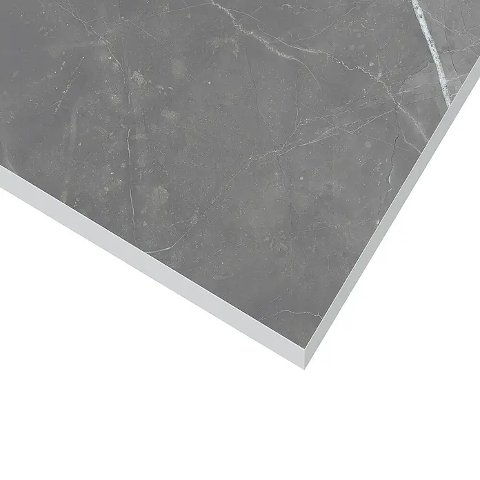 Feinsteinzeugfliese Amani Marble Light - 80 x 80 cm, Grau, Glänzend - Nahaufnahme einer stilvollen grauen Keramikfliese mit dezenten Marmorierungen und einer glatten, weißen Kante. Ideal für moderne Raumgestaltungen.