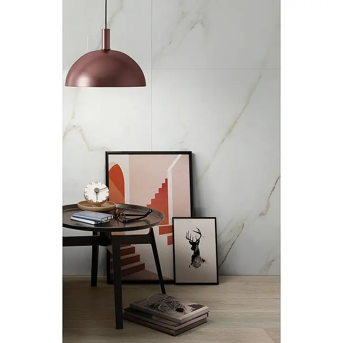 Feinsteinzeugfliese Calacatta Africa - 80 x 80 cm, Weiß, Glänzend - Eine moderne Inneneinrichtung mit stilvoller Beleuchtung und dekorativen Elementen.