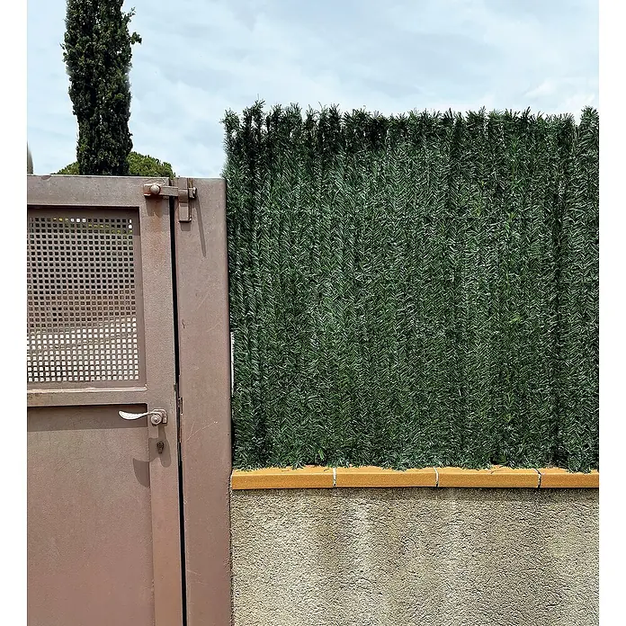 Nortene Malla de ocultación seto artificial Greenset - 3 x 2 m, Verde - Una puerta y un seto con hojas de plástico verde. Ofrece privacidad y parece una pared verde natural.