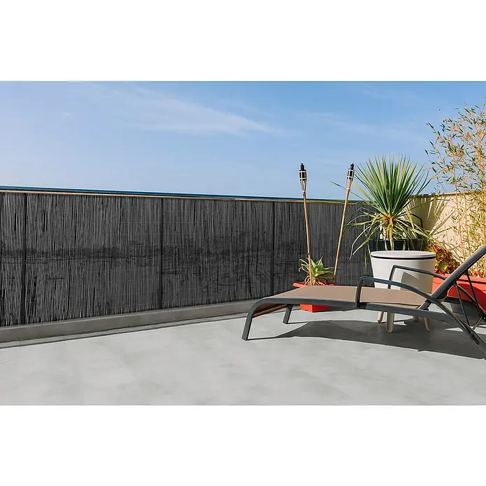 Nortene Ocultación de mimbre Fency Wick - L x Al: 3 x 1 m, Plástico, Antracita - Elegantes esteras de bambú como mampara de privacidad en un patio, complementadas con plantas tropicales y una tumbona.