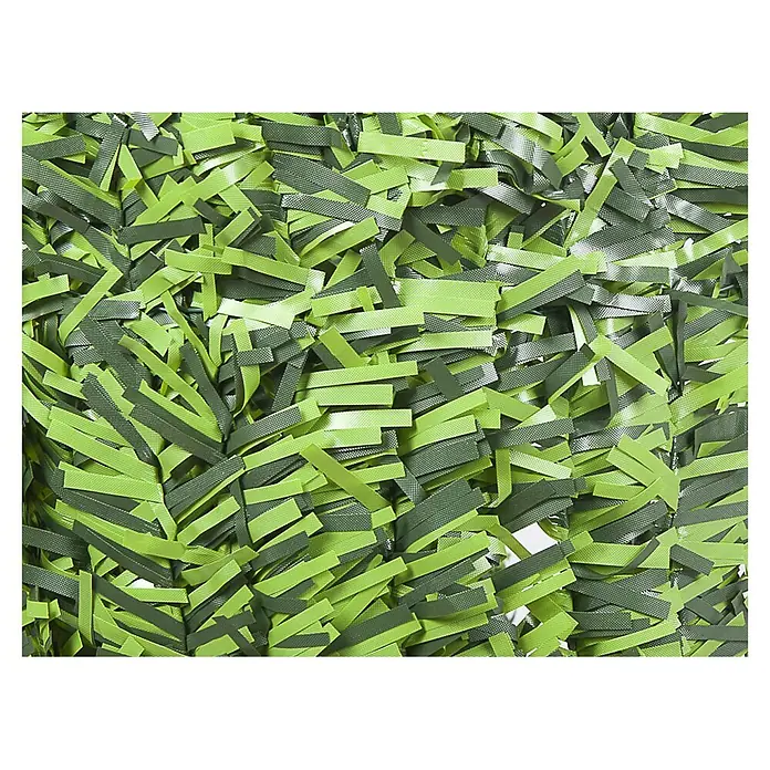Faura Malla de ocultación seto artificial Hoja Ancha - 3 x 1 m, Verde - Imagen detallada de un seto artificial que simula un denso follaje verde, ideal como protección de la privacidad o elemento decorativo para el jardín.