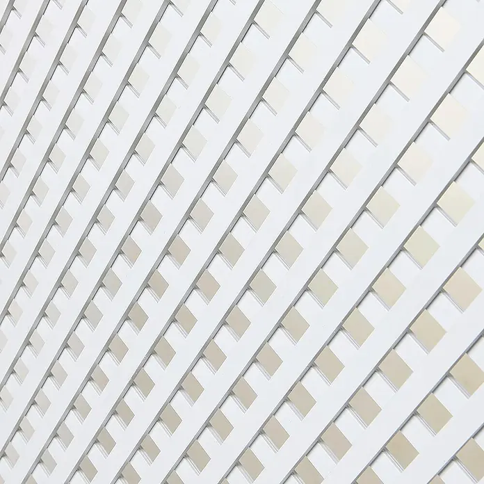 Celosía PVC 18 mm - An x Al: 1 x 2 m, Blanco - La imagen muestra un patrón abstracto de una construcción de techo blanca con recortes cuadrados repetitivos.