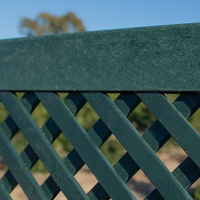 Perfil de marco LOP - Largo: 200 cm, Apto para: Cercados, Plástico, Verde - Primer plano de una valla de celosía de plástico verde, ideal para proyectos de jardinería y paisajismo.