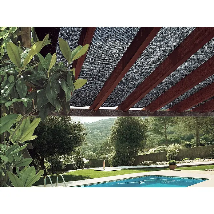 Nortene Malla sombreadora Sun-net - L x Al: 8 x 4 m, Negro, Plástico - Esta foto muestra una pérgola con una lona de sombra gris oscuro, que proporciona protección solar, con una piscina en un jardín debajo.