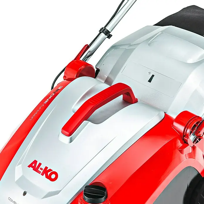 AL-KO Elektro-Vertikutierer-Lüfter Combi Care 36 E Comfort - 1.500 W, Arbeitsbreite: 36 cm - Nahaufnahme eines AL-KO Rasenmähers in Rot und Silber, der ein robustes Design und präzise Verarbeitung zeigt.