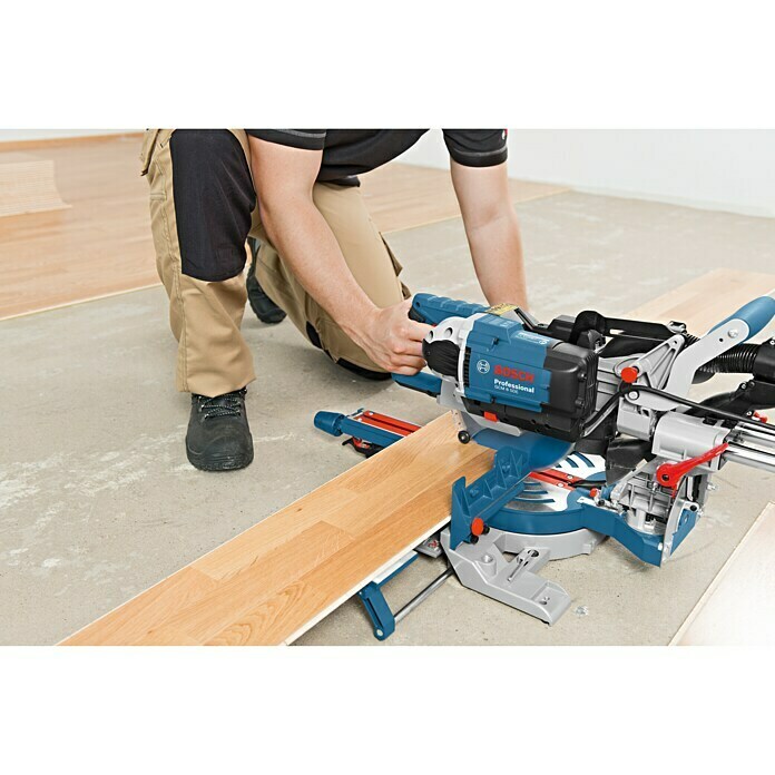 Bosch Professional Kappzugsäge GCM 8 SDE1.600 W, Durchmesser Sägeblatt: 216 mm, Leerlaufdrehzahl: 3.500 U/min - 5.000 U/min Use Shot