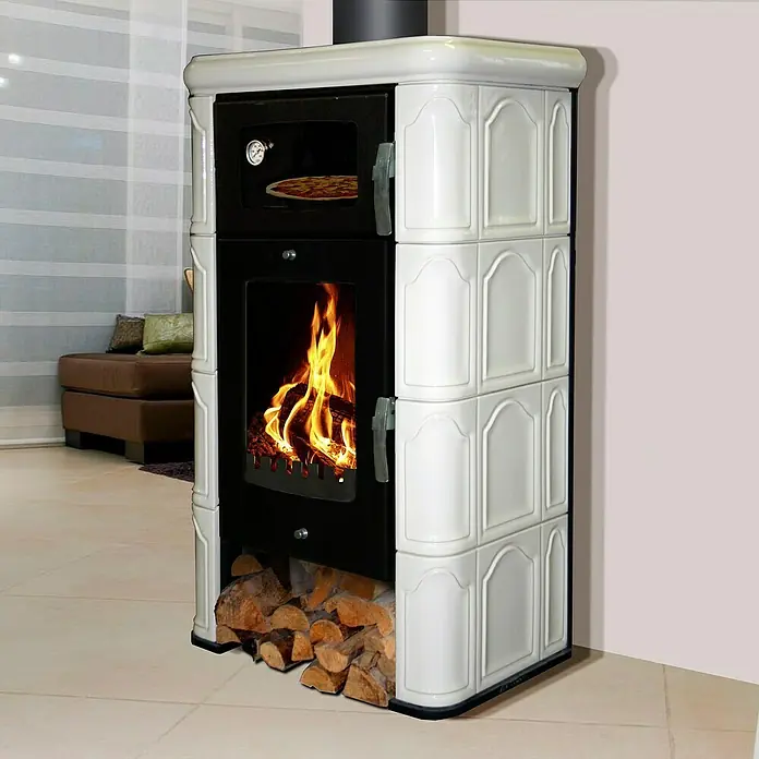 Domofire Kaminofen Napoli II - 6 kW, Material Verkleidung: Keramik, Weiß - Ein stilvoller Kaminofen mit weißen Keramikfliesen, einem schwarzen Ofenfenster und Holzfach für ein gemütliches Ambiente.