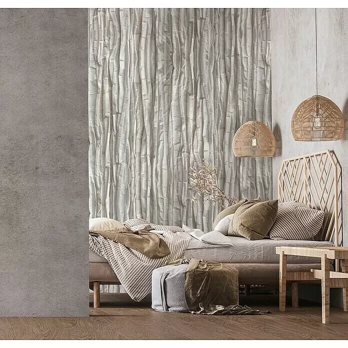 Marburg Smart Art Gallery Fototapete Crash - B x H: 2,12 x 3,4 m, Vlies, Variante I - Greige - Ein stilvolles Schlafzimmer mit einem hellen Holzbett, neutraler Bettwäsche, einer strukturierten Wandverkleidung und geflochtenen Pendelleuchten.