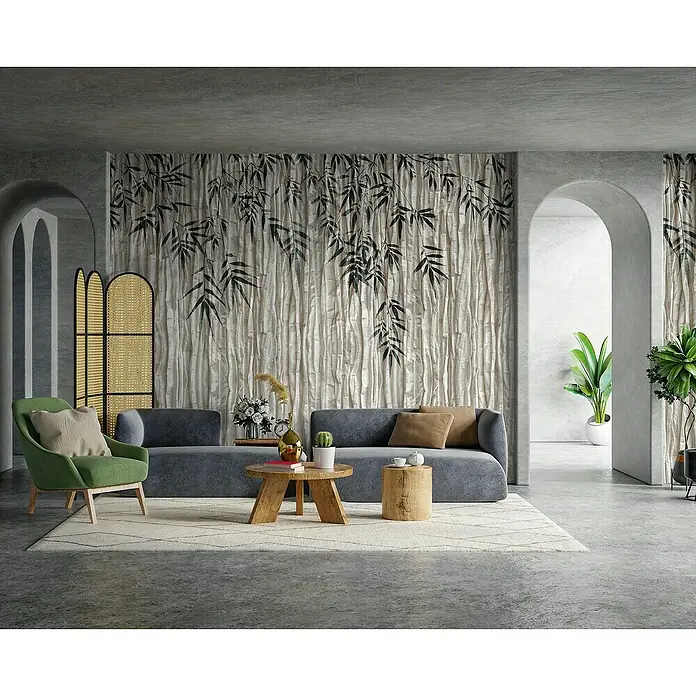 Marburg Smart Art Gallery Fototapete Crash - B x H: 3,18 x 2,7 m, Vlies, Variante II - Greige - Elegantes Wohnzimmer mit grauem Sofa, grünem Sessel und Bambuswand, das ein ruhiges und stilvolles Ambiente schafft.