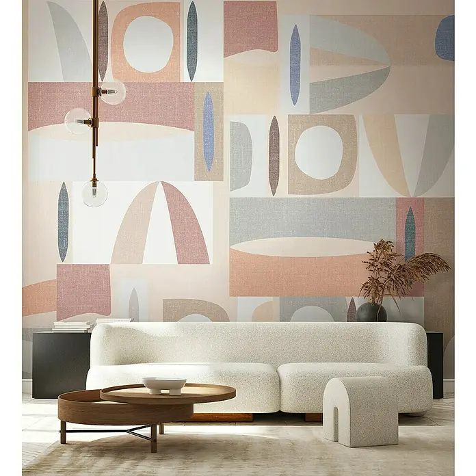 Marburg Smart Art Gallery Fototapete - B x H: 2,12 x 2,7 m, Vlies, Version II - Beige-Braun - Wohnzimmer mit einem cremefarbenen Sofa, einem Couchtisch und einem gemusterten Hintergrund, der eine gemütliche und stilvolle Atmosphäre schafft.
