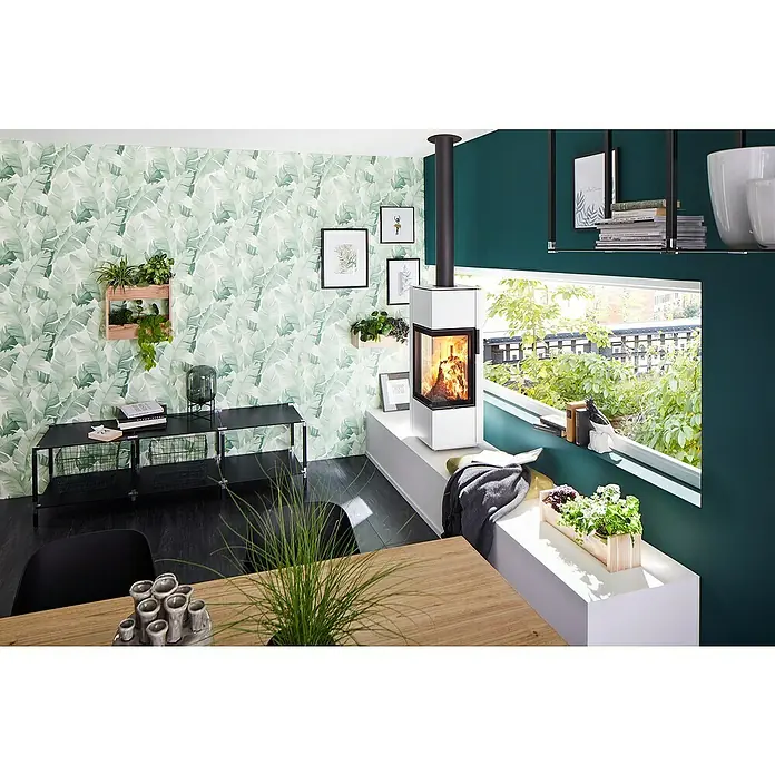 Marburg Avalon Vliestapete - Weiß-Grün, Floral, 10,05 x 0,53 m - Ein stilvolles Wohnzimmer mit einem modernen Kamin, grünen Akzenten und natürlichen Elementen für eine entspannte Atmosphäre.