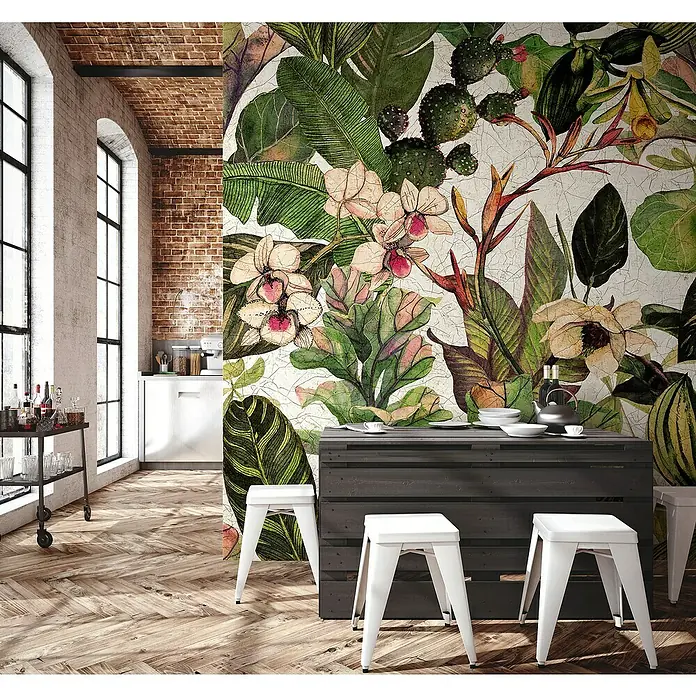Marburg Smart Art Gallery Fototapete Craquelé - B x H: 2,65 x 2,7 m, Vlies, Motiv V - Elegantes Interieur mit botanischer Tapete, Holztisch und weißen Barhockern. Das harmonische Design schafft eine einladende Atmosphäre.