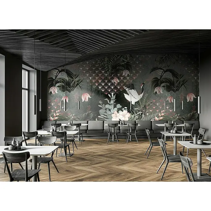 Marburg Smart Art Gallery Fototapete - B x H: 4,24 x 2,7 m, Vlies, Gesamtbild - Grün-Rot - Innenaufnahme eines eleganten Restaurants mit floralen Akzenten, stilvollen Möbeln und warmem Parkettboden, der ein einladendes Ambiente schafft.