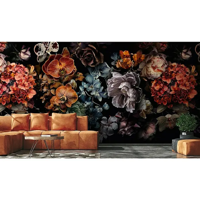 Marburg Smart Art Gallery Fototapete Blumen-Mix - B x H: 2,12 x 2,7 m, Vlies, Blumen I - Elegantes Wohnzimmer mit braunem Ecksofa vor einer dunklen floralen Tapete, die eine stilvolle und gemütliche Atmosphäre schafft.