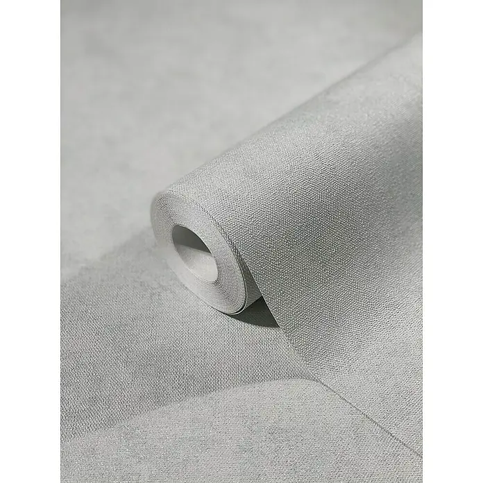 Marburg Shades Vliestapete - Weißgrau, Uni, 10,05 x 0,53 m - Nahaufnahme einer Rolle hochwertiger, grauer Struktur-Tapete. Ideal für moderne Wohnräume, die eine elegante und schlichte Wandgestaltung wünschen.
